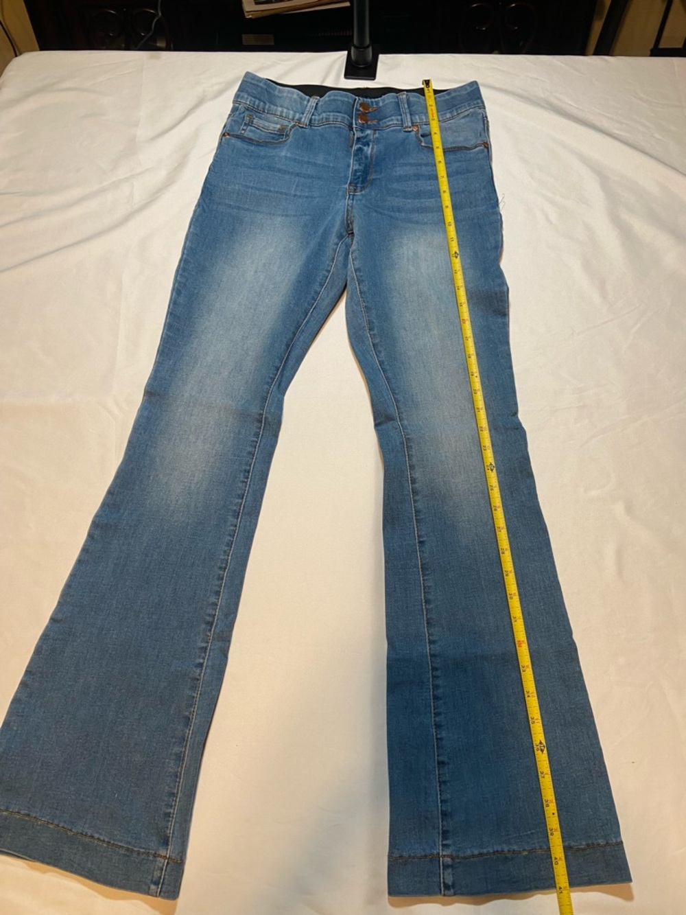 High-Rise Flare Jeans in Medium Blue